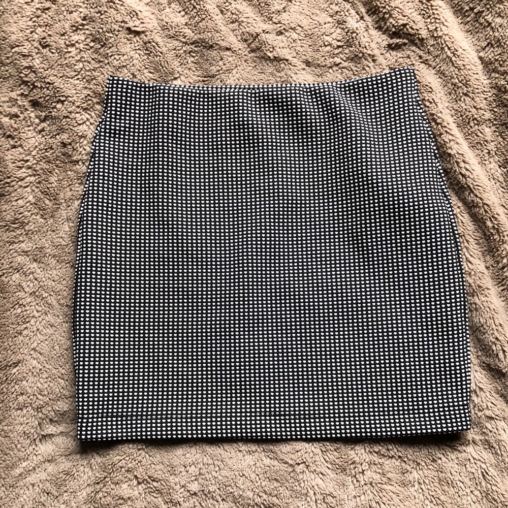Black & white mini skirt
